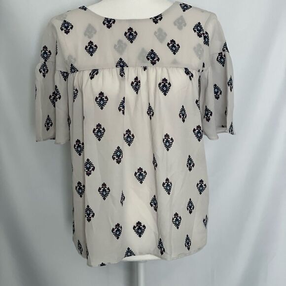Loft Outlet NWT Gray w/Medallions Sheer Flutter Sleeve V & Bow detail Size XSP - Picture 1 of 10